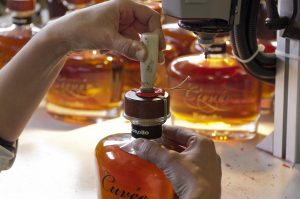 Applicazione del sigillo sul tappo della bottiglia di Bonollo Cuvée Riserva